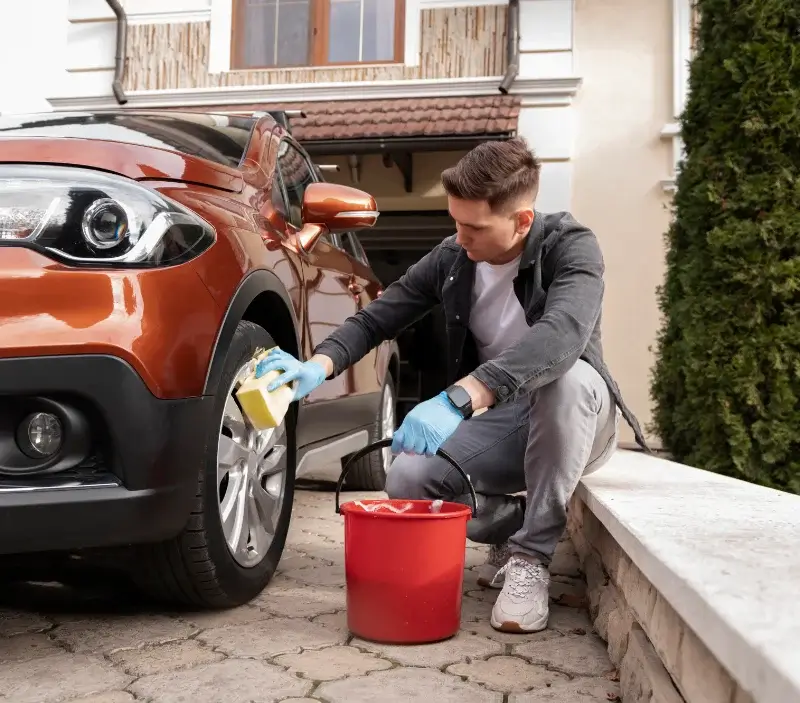 Lavage auto à domicile Cahus : professionnel intervenant sur un véhicule
